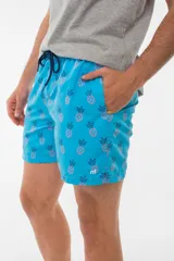 Short de baño azul con estampado de hojas de palmera en tonos azules, blancos y rosados.