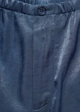 Pantalón color ladrillo de tiro alto, corte recto y tejido satinado.