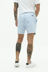 Short de baño con estampado a rayas verticales en tonos celeste y blanco, con cintura elástica ajustable con cordón, dos bolsillos laterales y uno trasero.