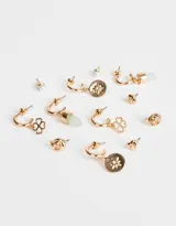 Set de seis pares de aros dorados con pasantes y argollas con dijes de metal y piedra natural.
