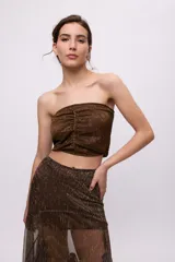 Top strapless negro con frunce en el frente y en la espalda.