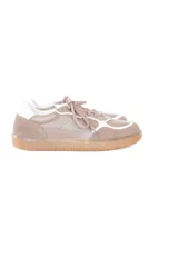 Championes Meki Trueno color beige con detalles en blanco. Capellada de cuero y gamuza, forro textil suave, plantilla acolchada y suela de goma resistente.