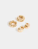 Set de aros plateados con forma de gota y dos earcuffs, uno dorado liso y otro plateado trenzado.