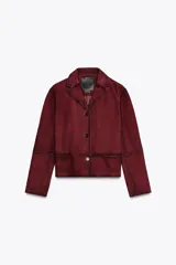 Blazer color borgoña confeccionado en piel de ante. Tiene cuello solapa de muescas, manga larga, bolsillos de vivo en delantero, forro interior y cierre frontal con botones.