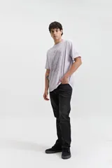 Pantalón jean negro de corte recto, tiro medio y confeccionado en algodón con spandex.