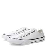 Championes Converse All Star Chuck Taylor de cuero blanco con suela de goma blanca y detalles en negro.