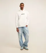 Pantalón baggy de jeans celeste con estampa de letras estilo grafiti en blanco.