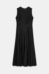 Vestido midi negro sin mangas, confeccionado en hilatura de lino. Presenta cuello redondo y falda evasé. Cierre trasero con cremallera oculta.