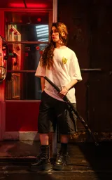 Remera blanca de algodón con estampado amarillo de un demonio japonés en el pecho.