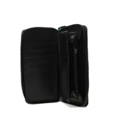 Billetera acolchada color celeste con cierre, con logo MC en etiqueta de cuero sintético negra. Incluye correa de muñeca desmontable.