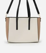 Cartera grande tipo shopper de poliuretano liso en tres colores, con doble asa de mano y correa larga desmontable.