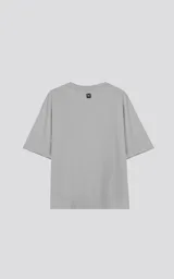 Remera de algodón premium color gris claro, corte oversize con hombros caídos y cuello redondo.