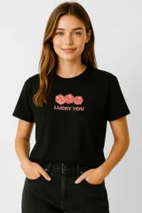 Remera manga corta color rosa con estampado de texto en el frente, de corte holgado y cuello redondo.