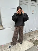 Sweater tejido color blanco, de manga larga con puño.