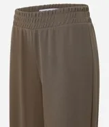 Pantalón largo marrón de corte recto, confeccionado en tejido de punto acanalado con cintura elástica ancha y superficie texturizada.