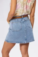 Minifalda de jean azul oscuro con spandex y cinturón marrón.