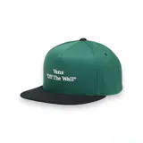 Gorra snapback de Vans, visera plana, corona estructurada de seis paneles. El panel frontal es de color verde oscuro y el borde de la visera es negro. Presenta bordado frontal en color blanco con el texto "Vans Off The Wall".