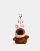 Llavero de peluche con forma de capibara disfrazada de conejo, con detalles en rosa y marrón. Incluye gancho metálico para colgar en carteras, mochilas o bolsos.
