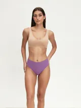 Conjunto de ropa interior negro, compuesto por un corpiño triangular con tirantes finos y una bombacha tipo culotte de cobertura total.