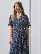 Vestido largo con estampado floral multicolor, escote en V cruzado, cintura elastizada con lazo de ajuste y forro interno. Marca Sandra Darren.