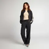 Pantalón negro de tiro alto con corte ancho, cintura elastizada con cordón ajustable y bandas laterales en color crudo.