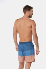 Short de baño clásico con cintura elástica y cordón regulable, con dos bolsillos laterales y suspensor de malla fina. Diseño a rayas horizontales en tonos de azul y rosa.