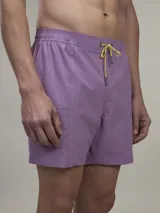 Short de baño lila con cintura elástica y cordón amarillo.