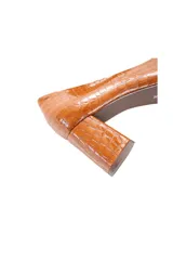 Zapato de salón color marrón con textura de cocodrilo, punta fina y tacón cuadrado.