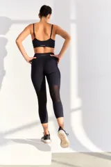 Calza 7/8 negra de tiro alto, corte ajustado y tejido Emana Plus.