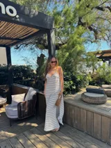 Vestido largo de jersey, color negro con rayas horizontales blancas, de corte recto y tirantes finos.