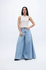 Musculosa corta a rayas horizontales blancas y negras con ribete negro en cuello y sisas.