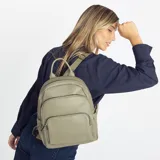 Mochila bordeaux de símil cuero con cierres metálicos, doble bolsillo frontal, asa de mano y correas regulables en galón.