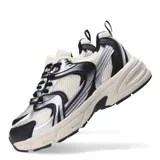 Championes urbanos Miss Carol modelo Misuri, color beige con detalles en blanco y negro, confeccionados en material sintético y textil.