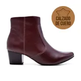 Bota corta negra de cuero con punta fina y taco cuadrado.