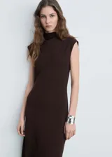 Vestido midi marrón con cuello alto, sin mangas y corte evasé.