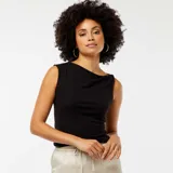 Camiseta sin mangas negra con cuello drapeado asimétrico.
