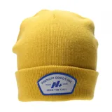Gorro de lana amarillo con parche frontal con texto "Premium Goods INC Trade Mark Heed The Call".