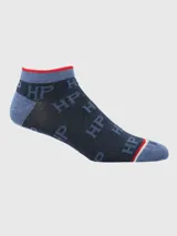 Calcetines cortos de hombre, color azul oscuro jaspeado, con estampado repetido de las letras "HP" en azul más claro. El borde superior es rojo, y la puntera y el talón son de un azul más claro con detalles en rojo y blanco.