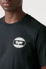 Remera negra de algodón con cuello redondo y manga corta. Estampado ovalado en el pecho con el logo de Levi's.