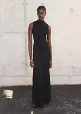 Vestido largo negro de tejido de punto fino, con cuello perkins, sin mangas y diseño entallado.