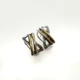 Aros de plata 925 con detalles en oro, de forma geométrica.