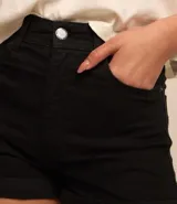 Short de sarga negro con cintura alta, bolsillos delanteros y traseros.