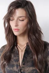 Camisa marrón con estampado abstracto en tonos cobre y negro, cuello mao y mangas largas abullonadas con puños elásticos.