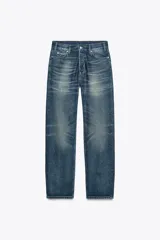 Pantalón de jean azul con efecto lavado, tiro medio, corte relaxed, pierna recta y cinco bolsillos.