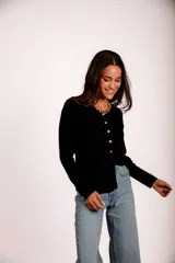 Blusa negra de morley elastizado, corte ajustado y mangas largas.