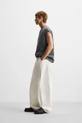 Musculosa gris de corte holgado con cuello redondo y sisas amplias. Tiene un efecto lavado que le da una apariencia única.