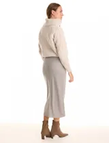 Falda midi color rosado, de la marca Zac & Rachel, con pretina ancha elastizada y tejido con lurex. Presenta un corte vertical en la parte trasera.