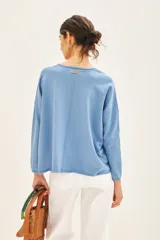 Sweater celeste de viscosa, poliéster y poliamida, de corte holgado y manga larga. Tiene bordado en buclé con la palabra 'Amour' en el frente.