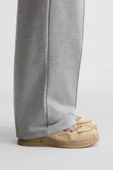 Zapatilla deportiva color beige, estilo skate. Capellada fabricada en combinación de piezas y materiales. Lengüeta acolchada. Detalle de cordones de cuerda. Tirador trasero para facilitar el calce. Suela con volumen y diseño irregular.