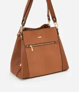 Bolso grande tipo tote confeccionado en PU color marrón, con correa de hombro y bolsillo frontal con cierre.